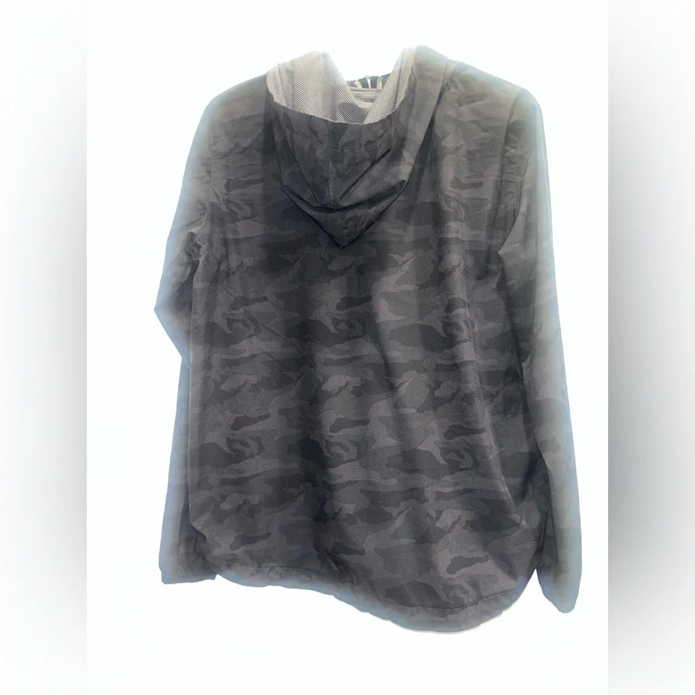 Vuori Womens Outdoor Trainer Shell black camo jacket - Picture 3 of 4